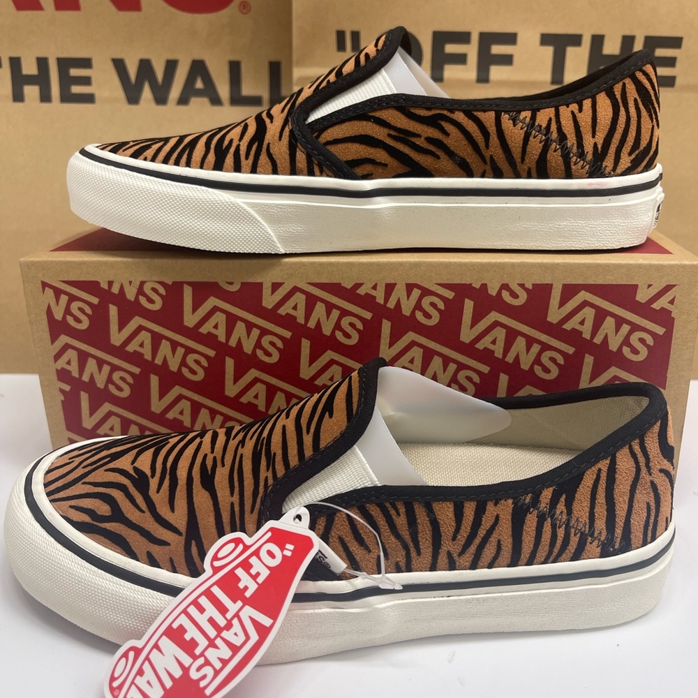 Vans Women's Slip-On Sf (Animal Stripes) Black /Marshmallow Sneakers
VN0A5HYQ9ZY